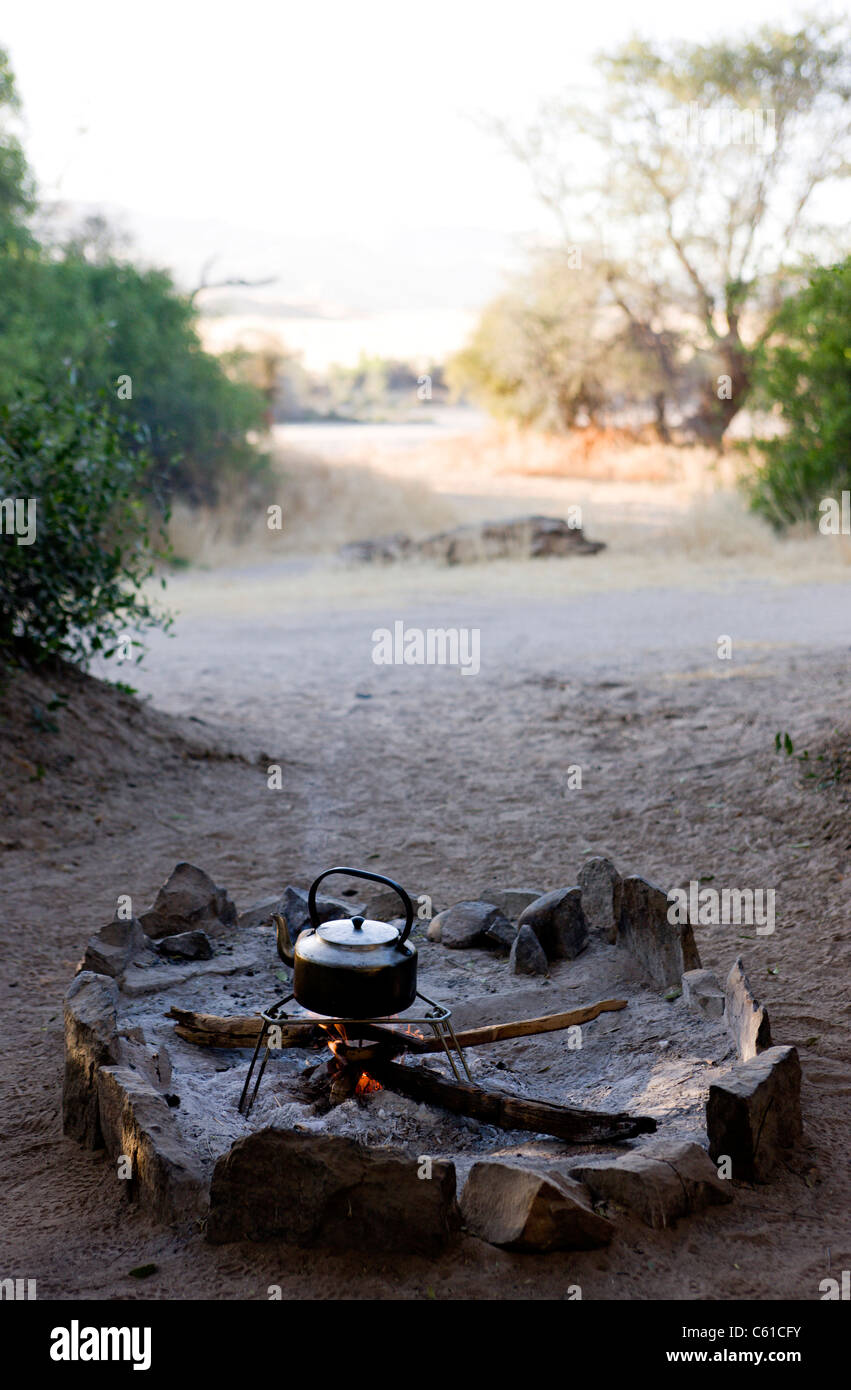 Il fuoco di campo con bollitore a. Campo di fuoco, Purros, Northern Kaokoland, Kaokoveld, Namibia. Foto Stock