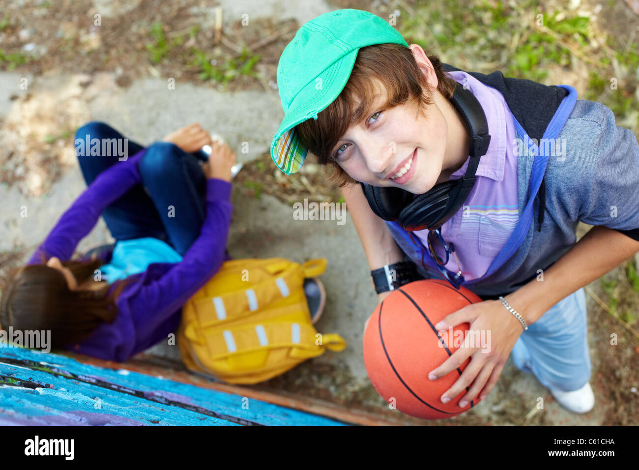 Ritratto di felice ragazzo con sfera guardando la telecamera nel parco Foto Stock