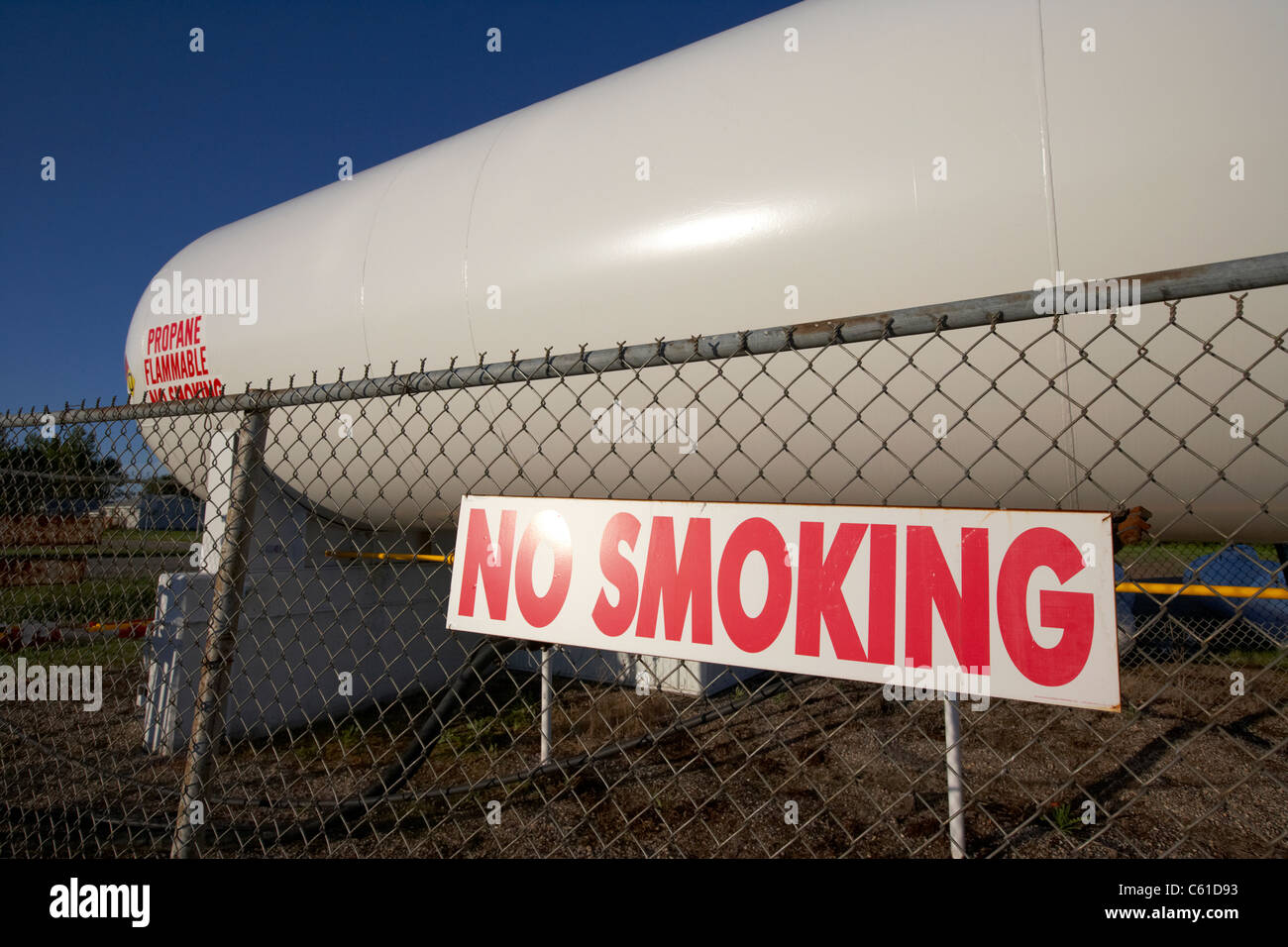 Vietato fumare nella parte anteriore del gas propano serbatoio del combustibile nel Michigan il Dakota del Nord Stati Uniti d'America Foto Stock