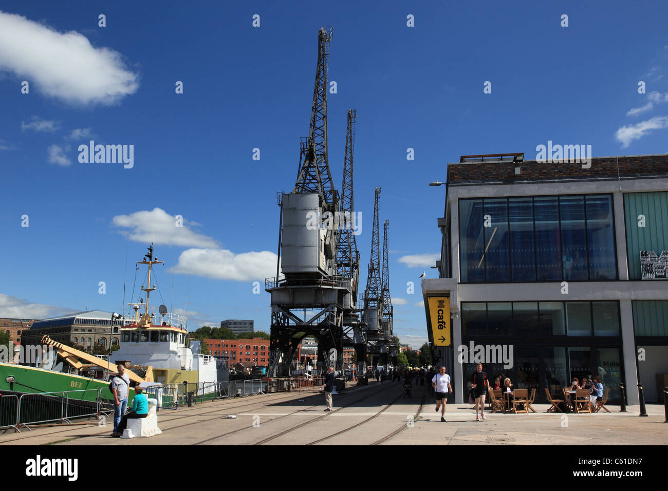 Le gru da carico elettriche di M Shed, Bristol Docks, Bristol Harborside - porto galleggiante, City of Bristol, England, UK Foto Stock