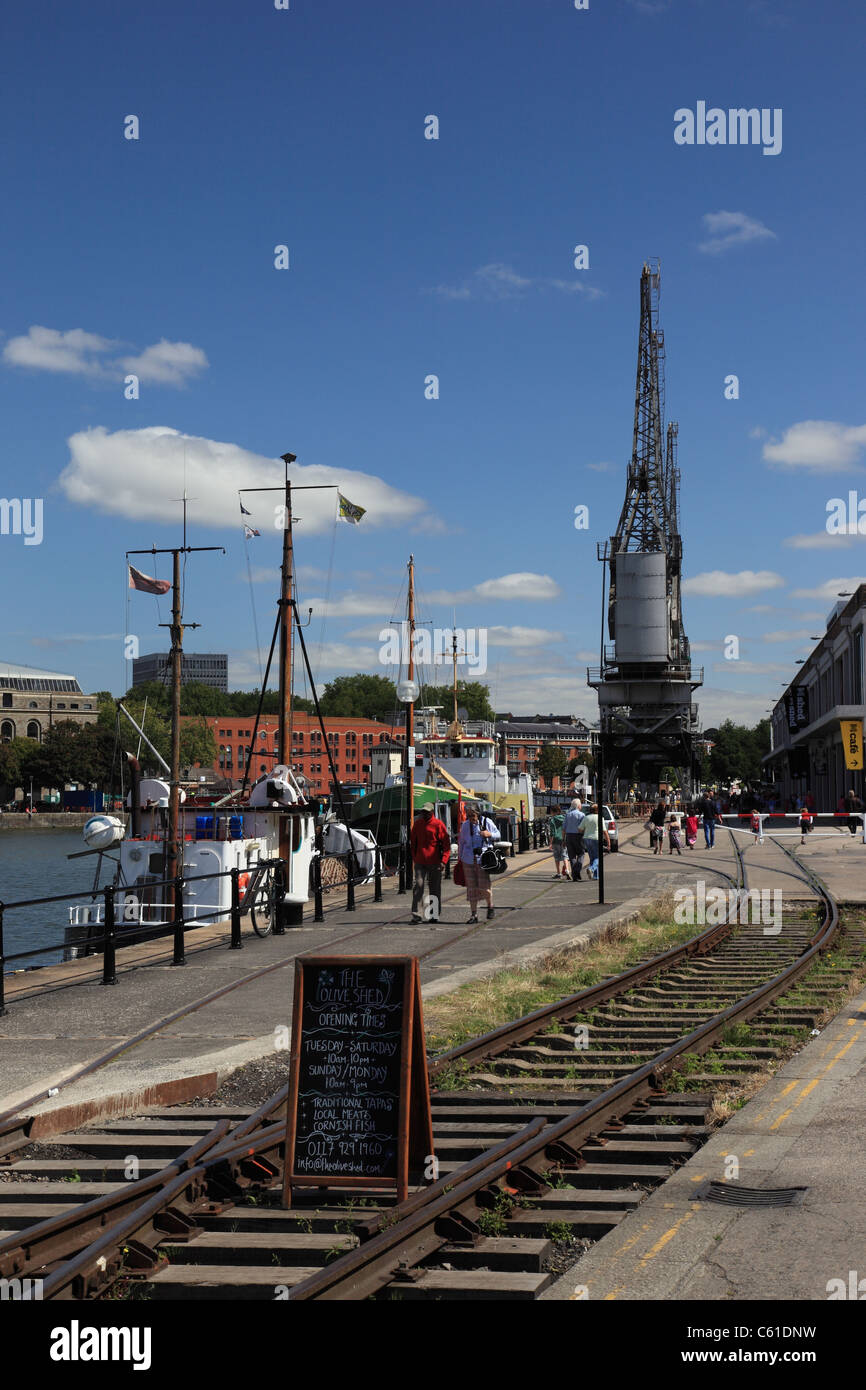 Le gru da carico elettriche e il binario ferroviario di M Shed, Bristol Docks, Bristol Harborside - porto galleggiante, City of Bristol, England, UK Foto Stock