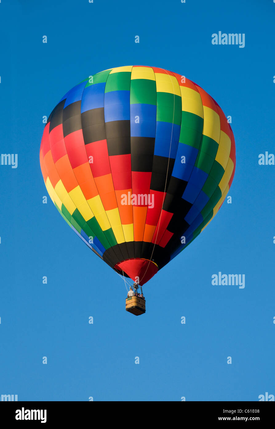 Coloratissima mongolfiera floating contro il cielo blu Foto Stock