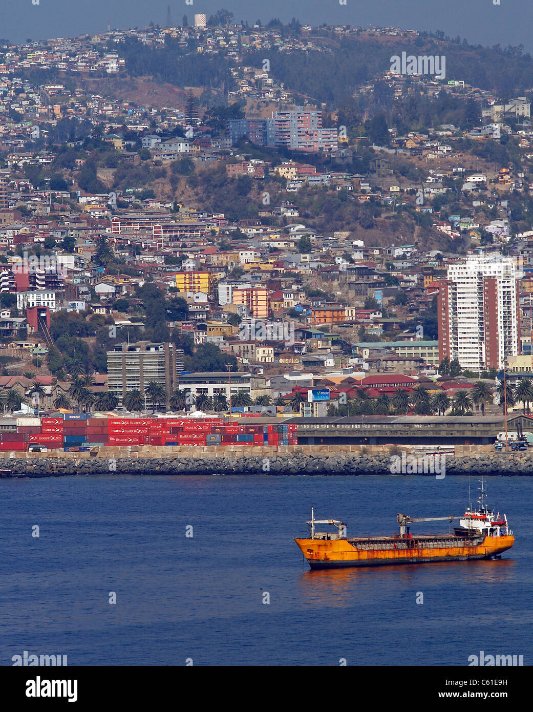 Ocean freighter lasciando il Porto di Valparaiso,Cile Foto Stock
