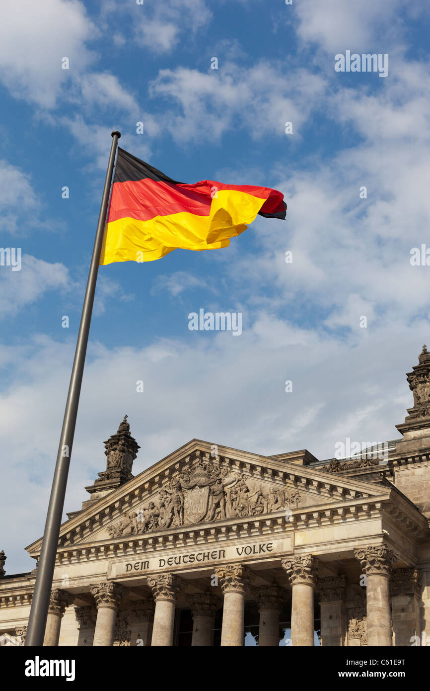 La bandiera tedesca vola fuori del Reichstag a Berlino, Germania. Foto Stock