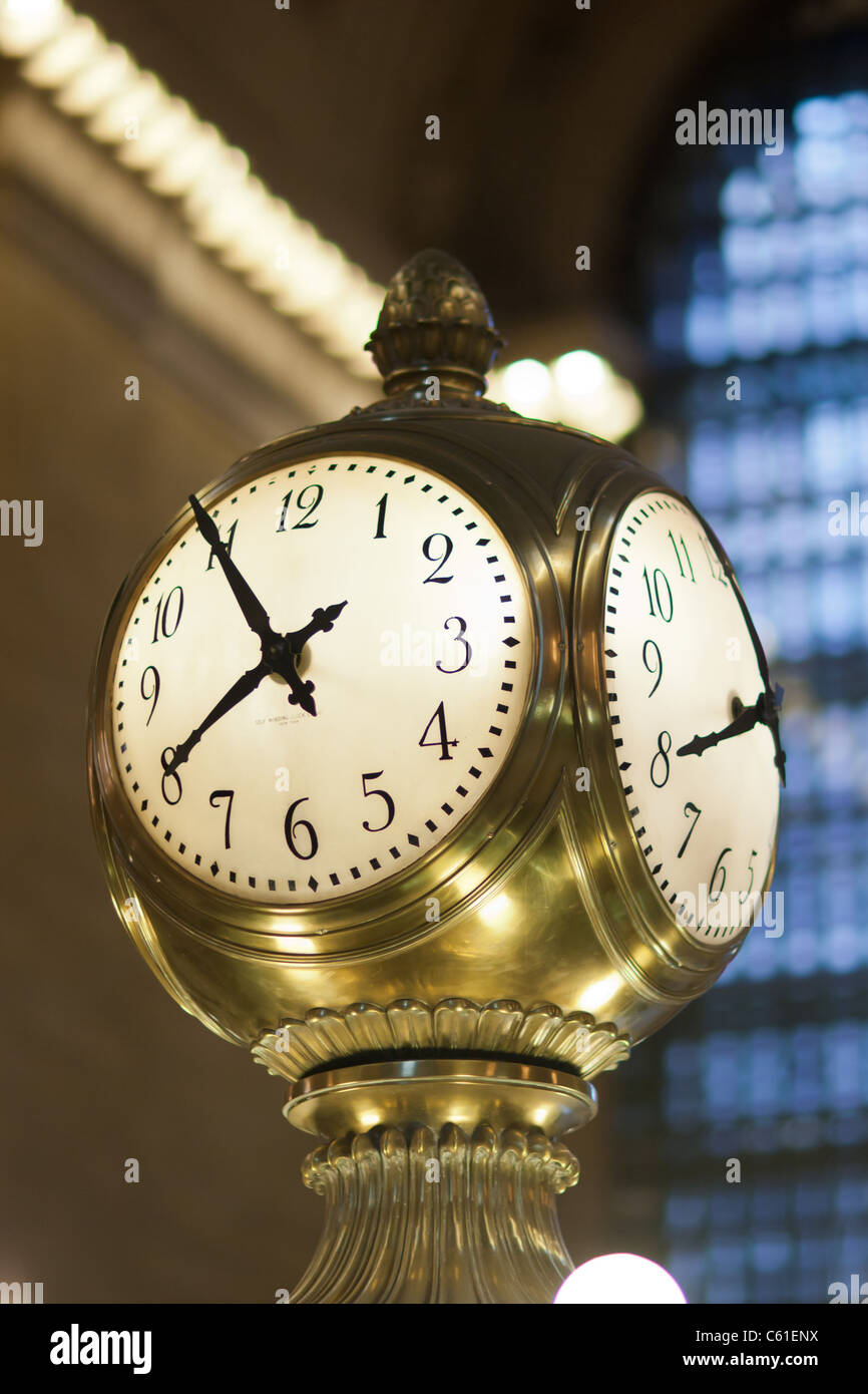 L'orologio sulla parte superiore delle informazioni stand nell'atrio principale del Grand Central Terminal di New York City. Foto Stock