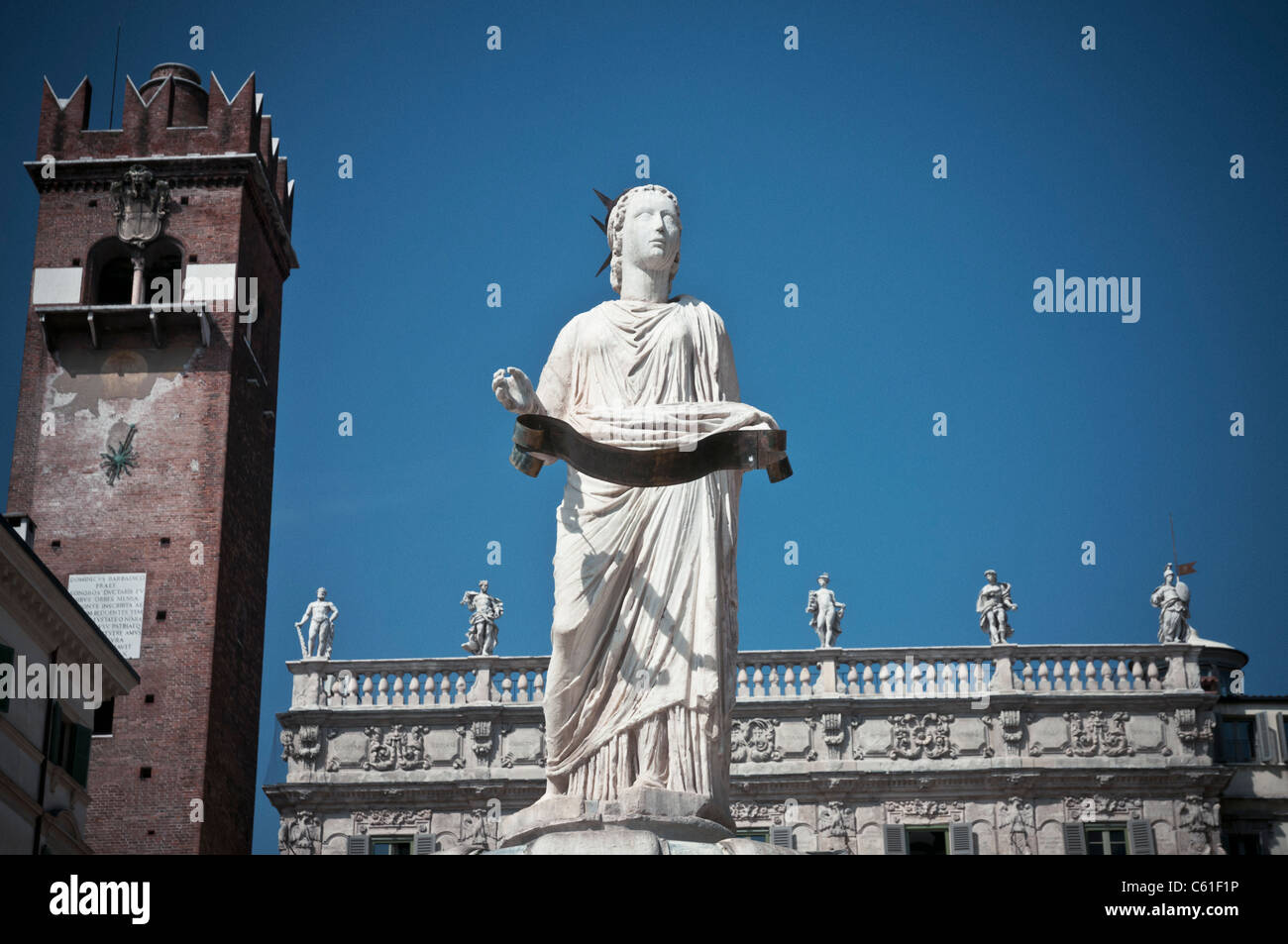 La statua della Madonna Verona in Piazza Erbe. Linea Divinites la parte superiore del Palazzo Maffei in background. Verona Italia Foto Stock