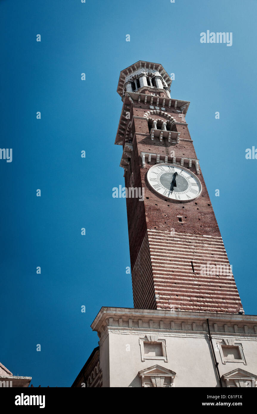 La Torre dei Lamberti, una torre dell orologio la misura 84 metri di altezza. Verona, Italia Foto Stock