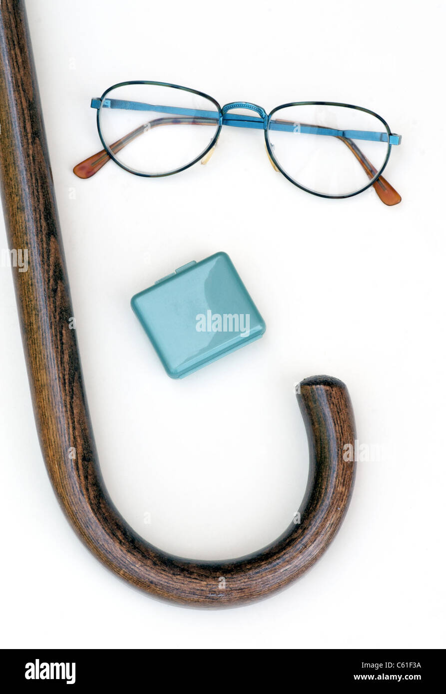 Bicchieri, canna da zucchero, contenitore di pillola fatto in un felice salute-aiuta faccia. Foto Stock