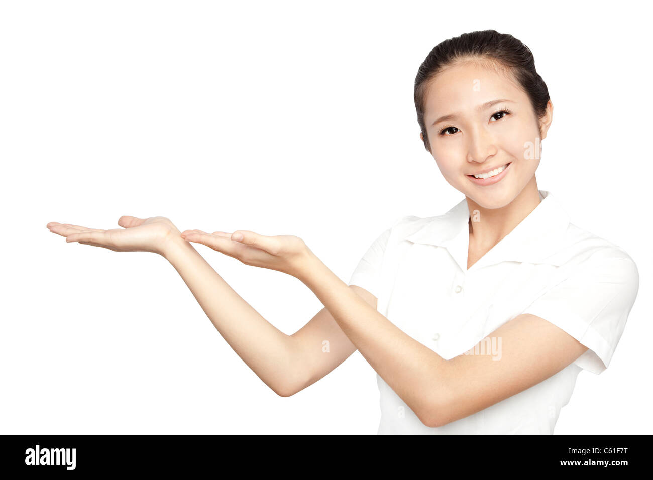 Asian sorridente giovane donna mostra il tuo prodotto isolato su bianco Foto Stock