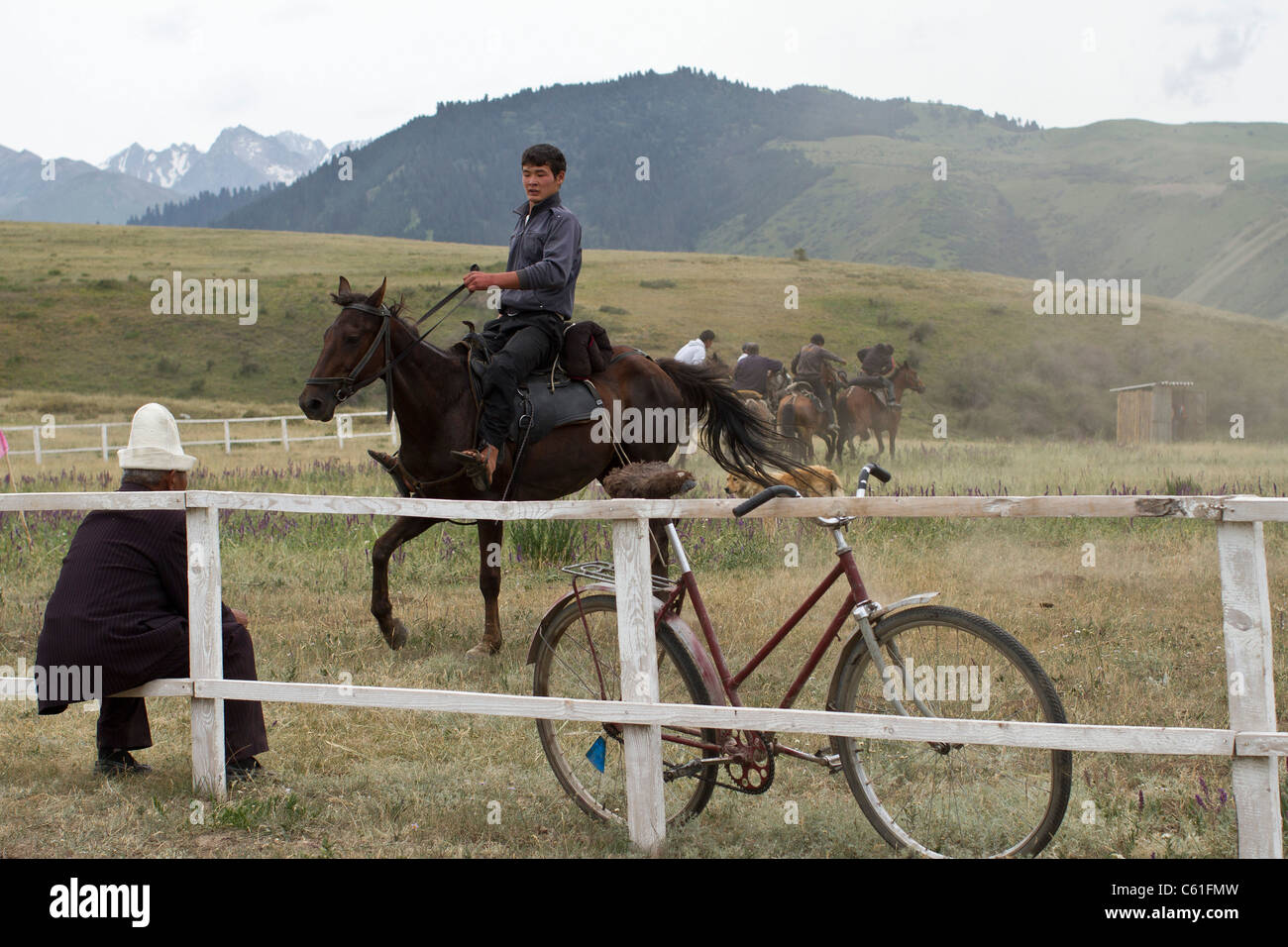 In Kirghizistan del sport nazionale, Kok-boru (Buzkashi) è un tradizionale asiatica centrale di gioco dove i giocatori agguanta una capra . Foto Stock