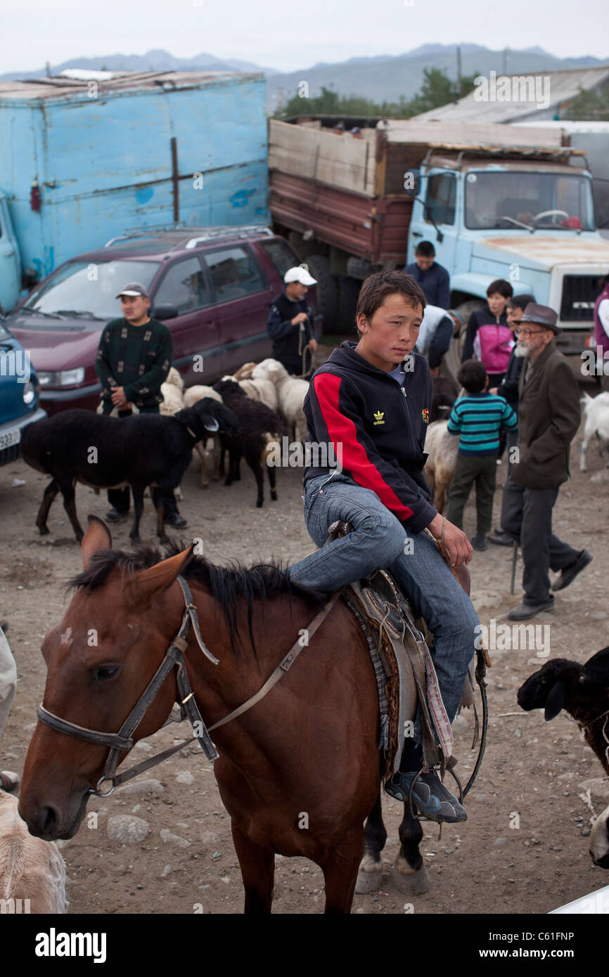 La domenica il mercato degli animali (Mal Bazaar) in Karakol, Kirghizistan. Foto Stock