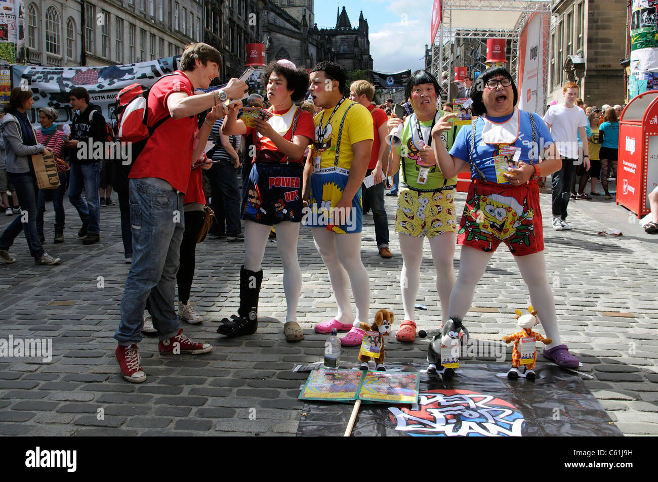 Edinburgh Festival Fringe Scozia gruppo commedia la commedia balbettio lavorando il Royal Mile nel centro della città Foto Stock