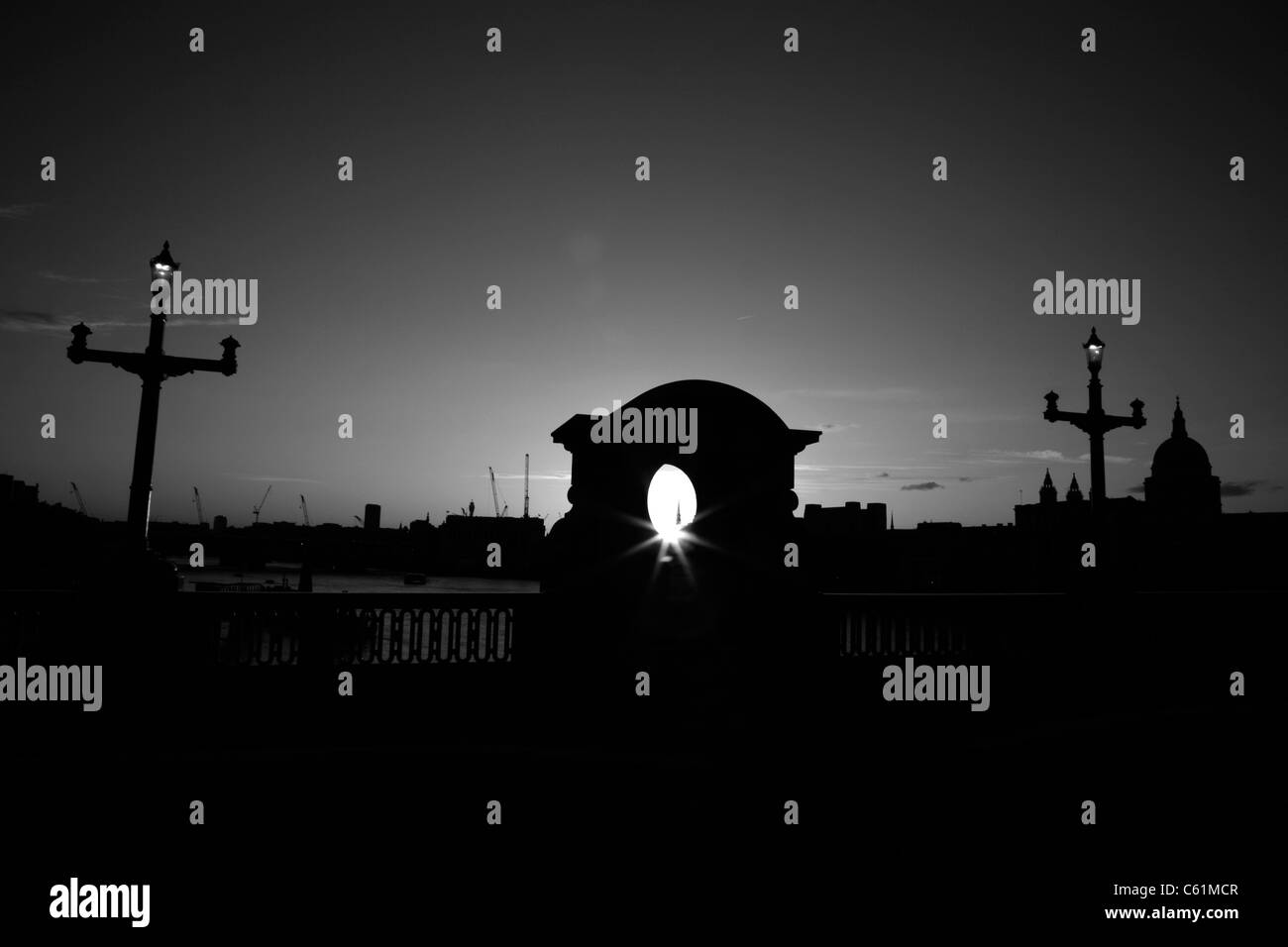 Vista da Southwark Bridge al tramonto guardando verso St sposa la Chiesa e la Cattedrale di St Paul, città di Londra, Regno Unito Foto Stock