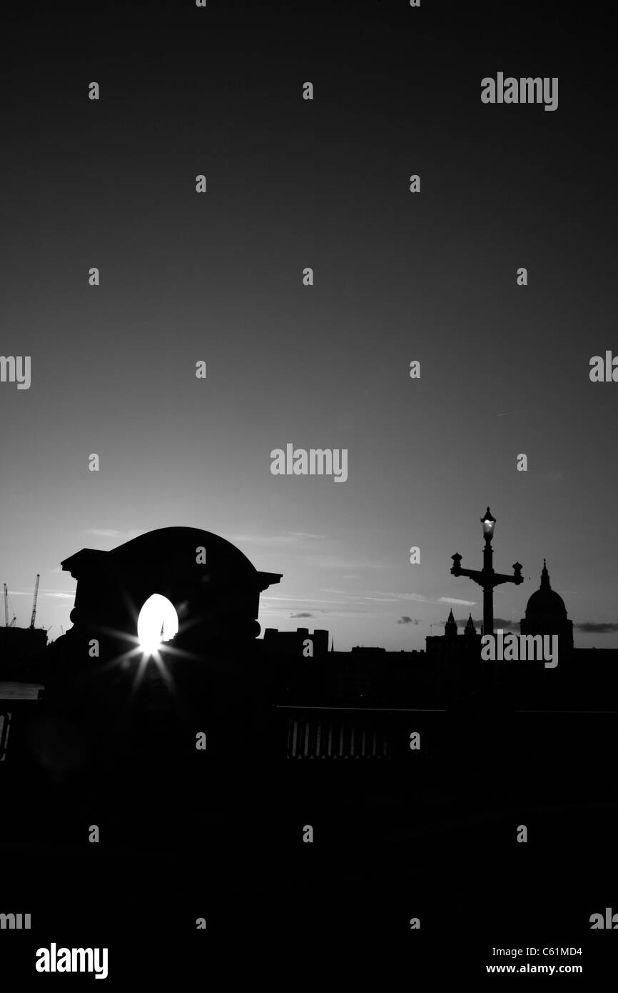 Vista da Southwark Bridge al tramonto guardando verso St sposa la Chiesa e la Cattedrale di St Paul, città di Londra, Regno Unito Foto Stock