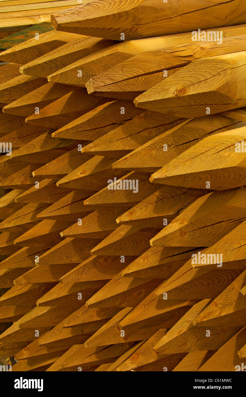 Primo piano di una pila di pali di recinzione in legno posta in gioco Inghilterra Regno Unito GB Gran Bretagna Foto Stock