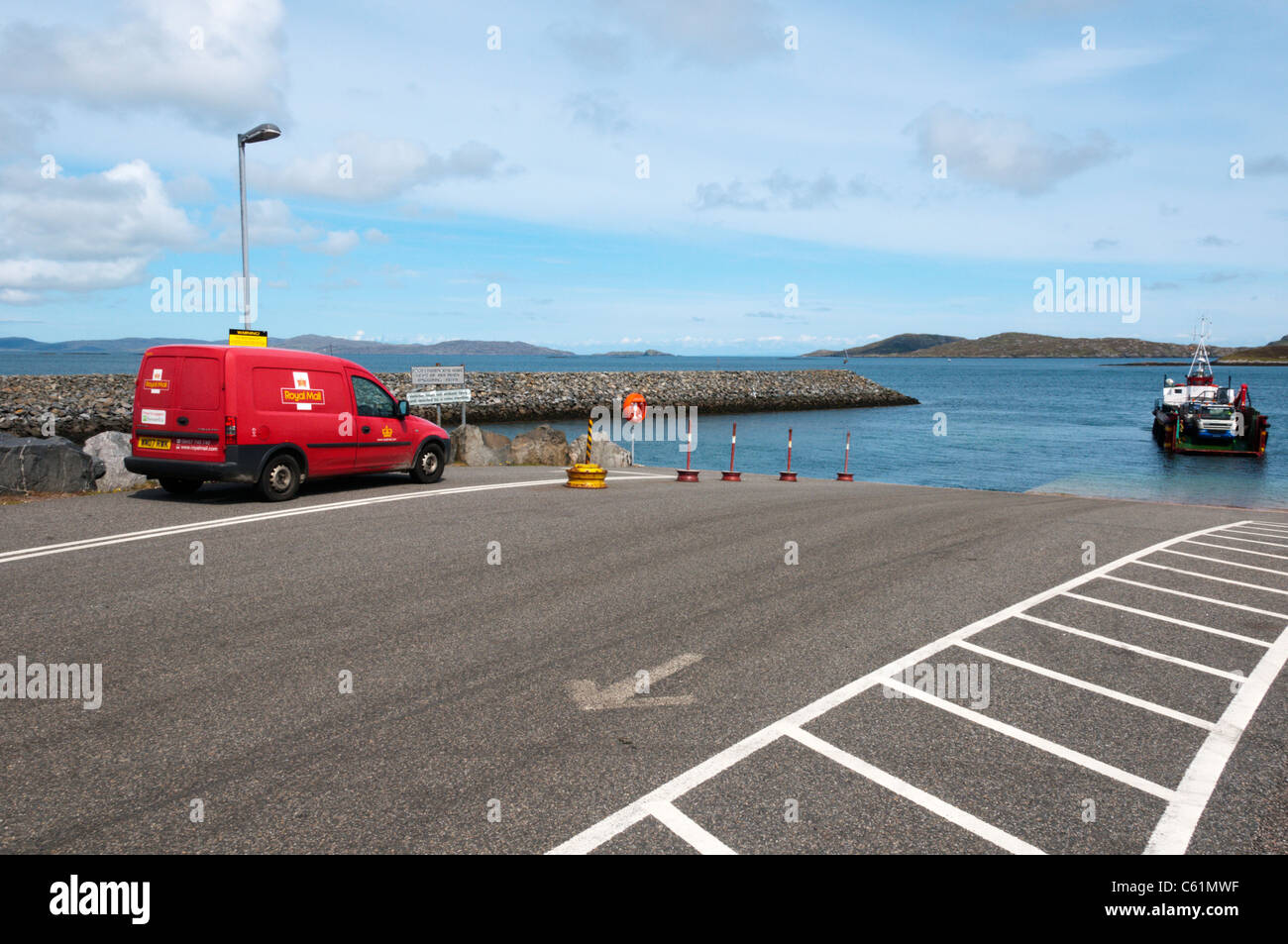 Un post van attende il traghetto al Àird Mhòr scalo sull isola di Barra nelle Ebridi Esterne. Foto Stock