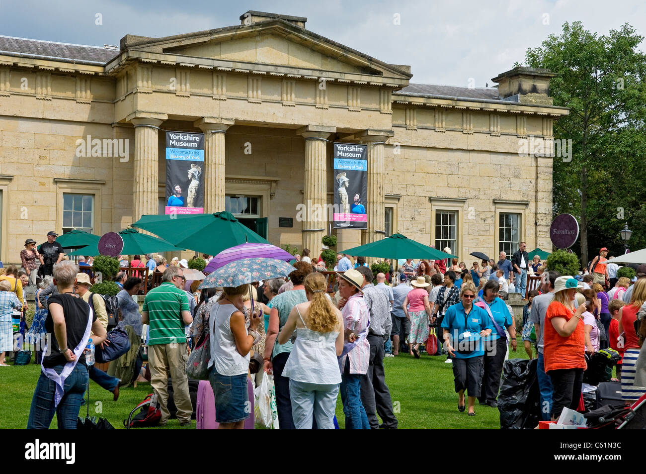 Visitatori al Museo di Antiques Roadshow Gardens York North Yorkshire Inghilterra Regno Unito GB Gran Bretagna Foto Stock