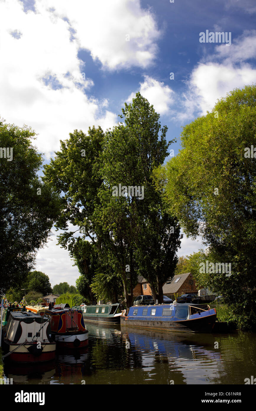 Narrowboats ormeggiato sul Trent e Mersey Canal a Burton on Trent, Staffordshire, Regno Unito, GB, grande, Gran Bretagna, britannici Foto Stock