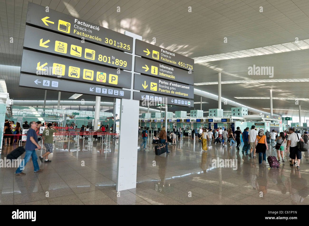 Zona di check-in presso il Terminal 1, Aeroporto El Prat di Barcellona, Spagna Foto Stock