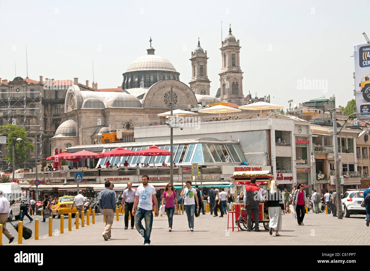 Piazza Taksim Istanbul Istiklal Caddesi Beyoglu shopping street trimestre Foto Stock
