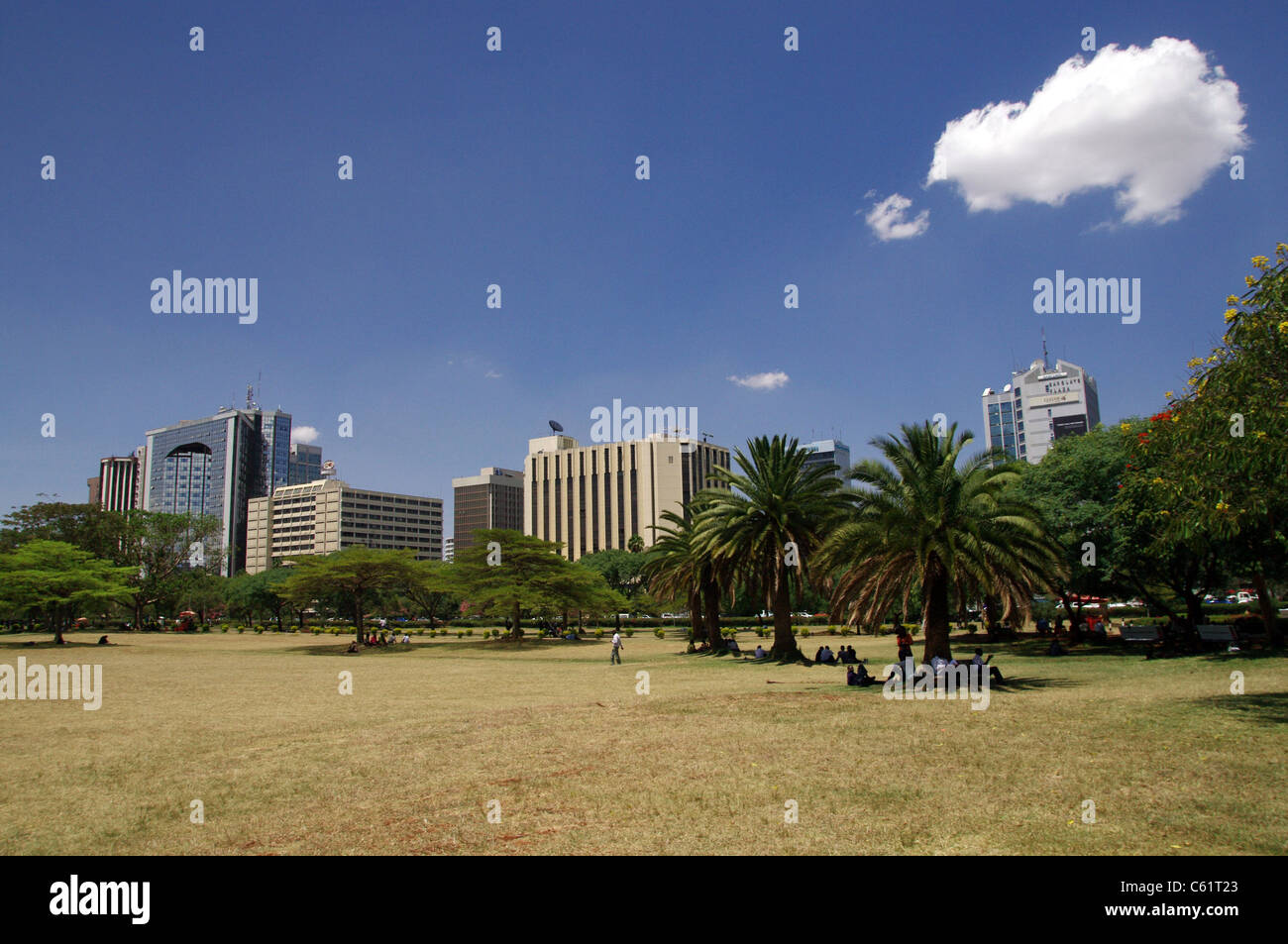 Uhuru Park con lo skyline di Nairobi in background Foto Stock