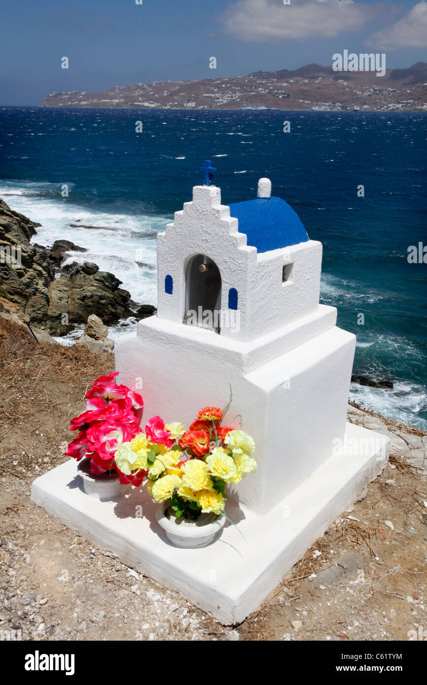 Piccolo Blu e bianco Memorial Chapel di strada costiera, per la vittima di un incidente d'auto. Mykonos, la Grecia, l'Europa. Foto Stock