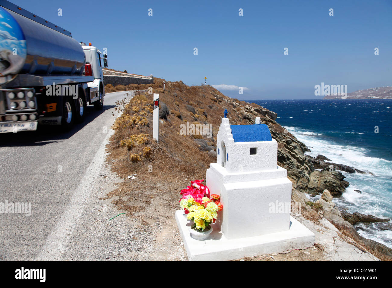 Piccolo Blu e bianco Memorial Chapel di strada costiera, per la vittima di un incidente d'auto. Mykonos, la Grecia, l'Europa. Foto Stock