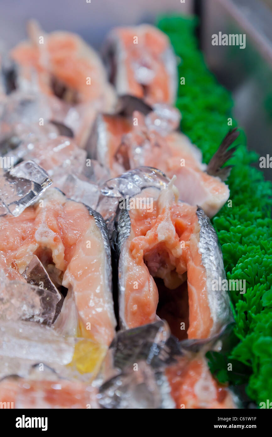 Fresh cut fette di carne di salmone per la vendita in un mercato pubblico Foto Stock