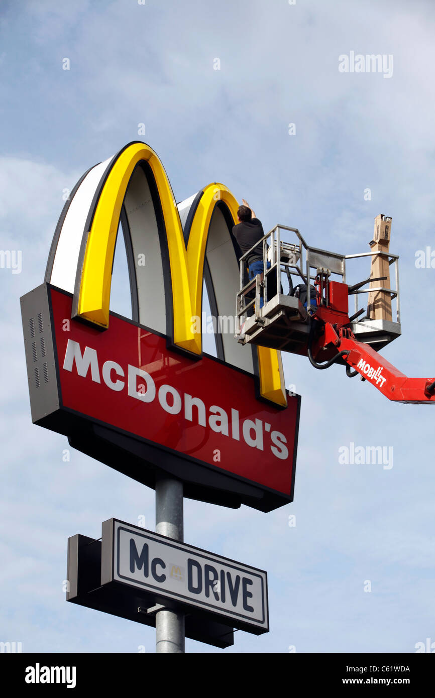 La riparazione di un ristorante McDonald's insegna al neon. Foto Stock