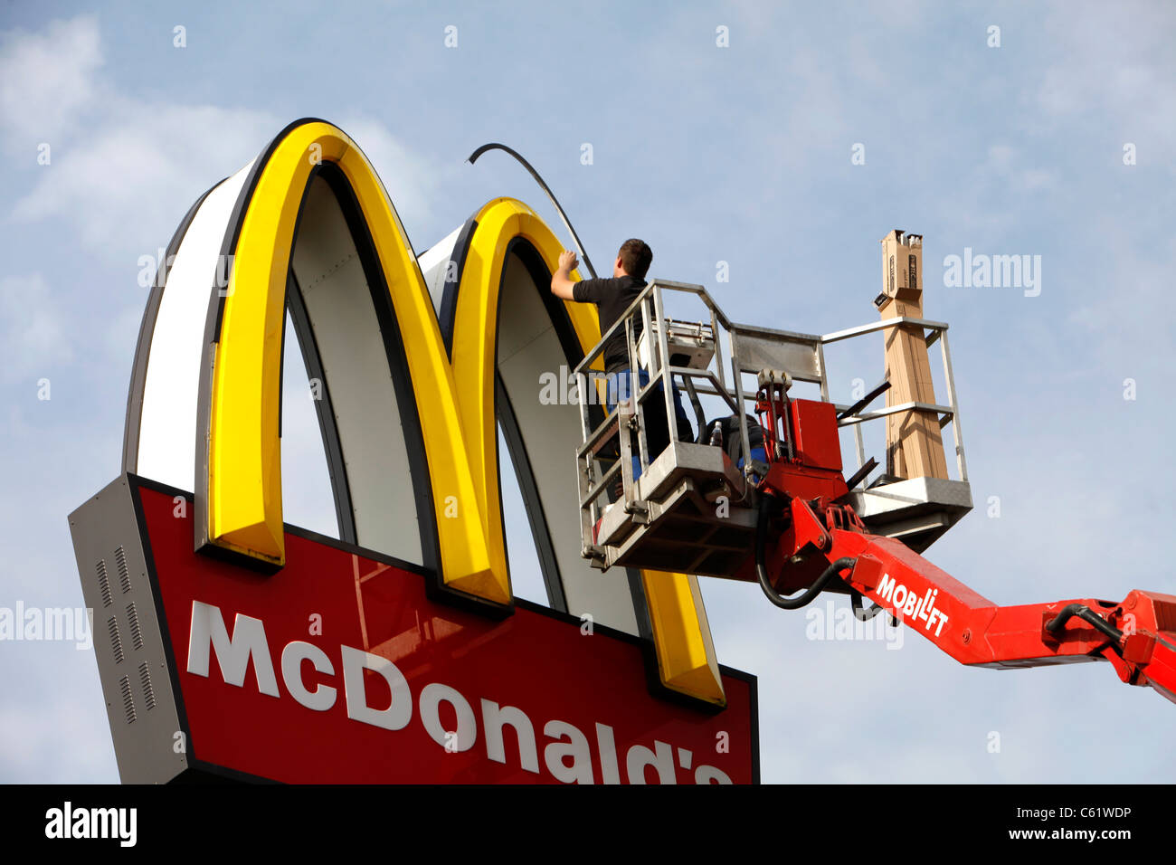 La riparazione di un ristorante McDonald's insegna al neon. Foto Stock