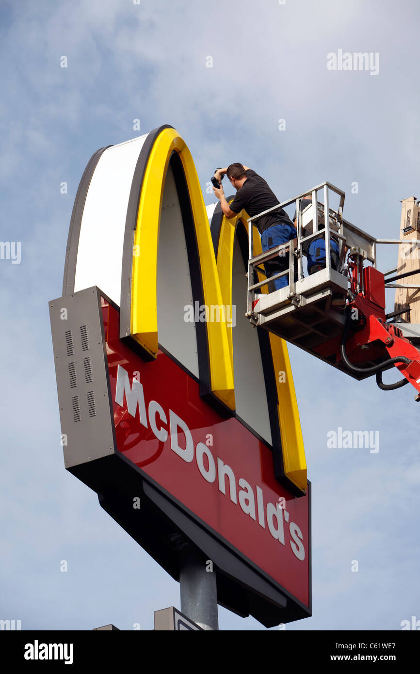 La riparazione di un ristorante McDonald's insegna al neon. Foto Stock