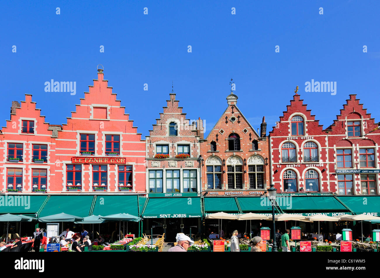 Bruges / Brugge, Fiandre, in Belgio. I ristoranti e le caffetterie nelle Markt - piazza principale del mercato. Foto Stock