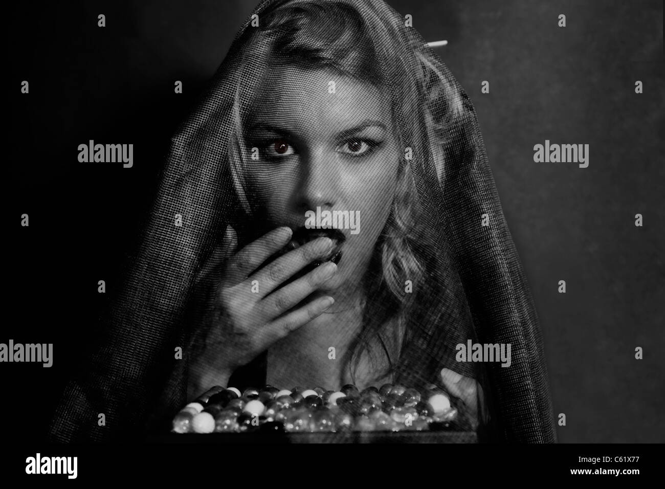 Ritratto di una giovane e bella donna in un velo di lutto Foto Stock