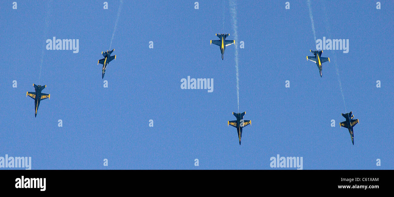 Blue Angels eseguire Fleur de Lis Foto Stock