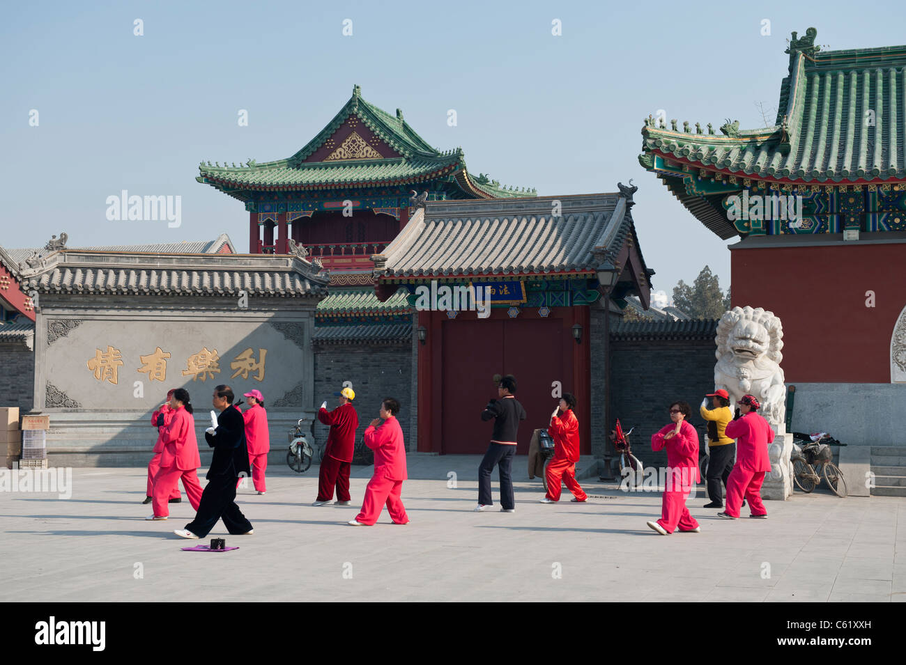 Un T'ai Chi Ch'uan classe nelle prime ore del mattino al di fuori del Dabeiyuan monastero Buddista, Tianjin, Cina Foto Stock
