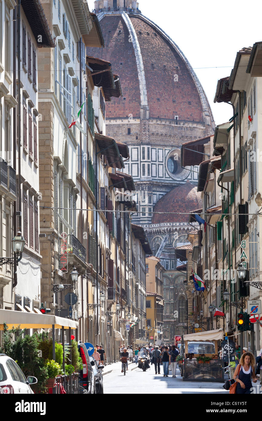 Vista dalla Piazza Santissima Annunziata, Firenze, mostrando il Duomo e la Basilica di Santa Maria del Fiore in background. Foto Stock