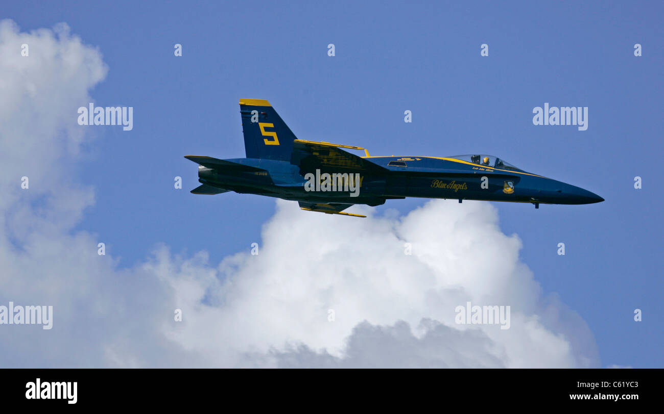 Blue Angel vola sopra le nuvole Foto Stock