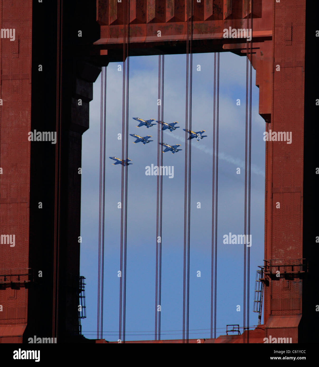 Blue Angels volare oltre il Golden Gate Bridge Foto Stock