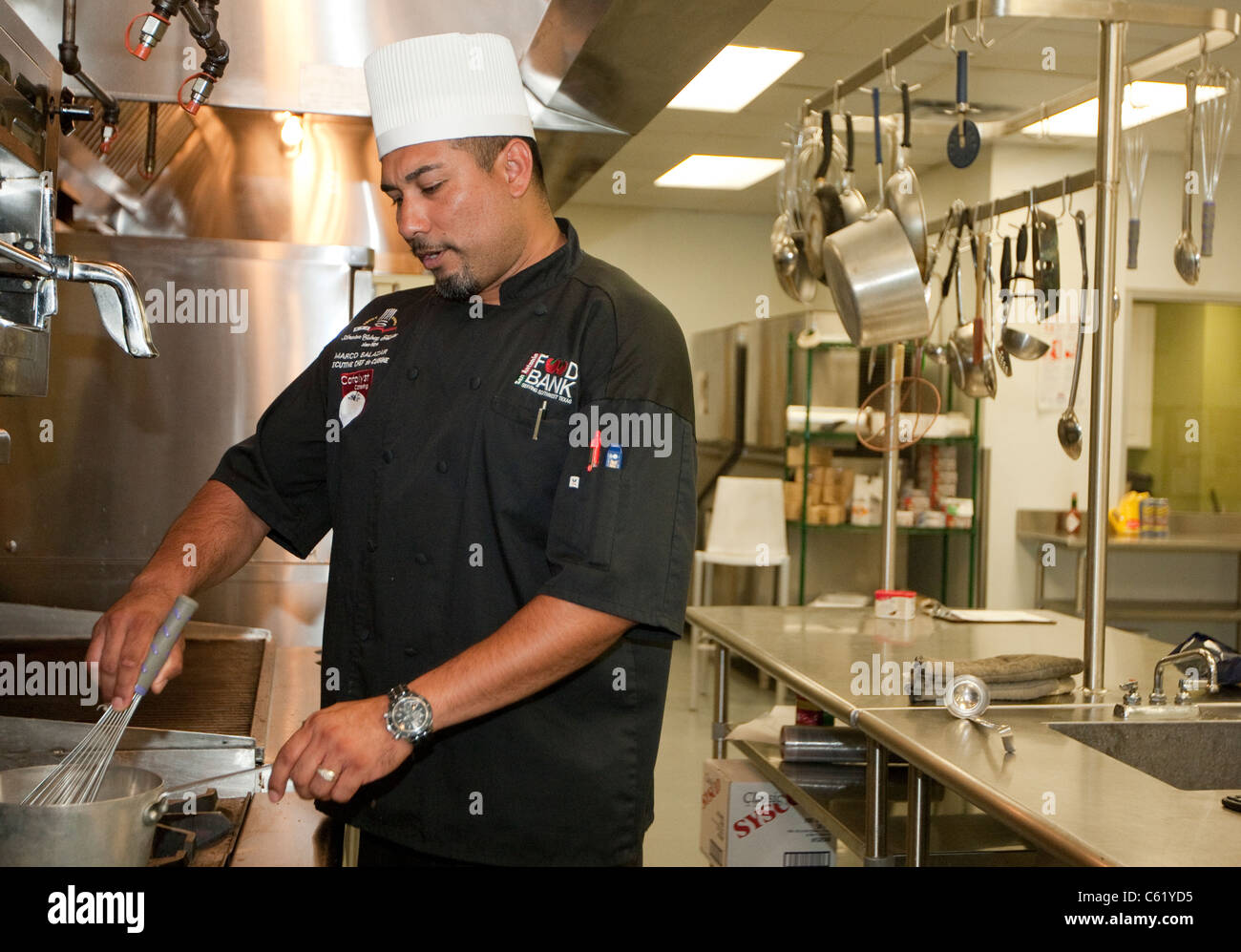 Chef lavorano nella cucina del San Antonio Food Bank in San Antonio, Texas Foto Stock