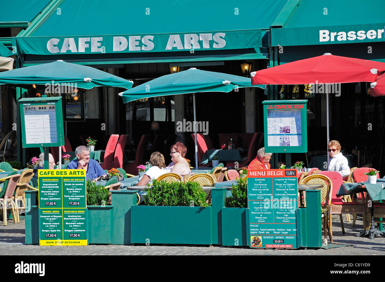Bruges / Brugge, Fiandre, in Belgio. Markt - piazza principale del mercato. Café des Arts Foto Stock