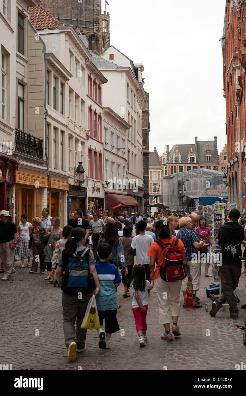 La folla di turisti brugge BELGIE Bruges Belgio Foto Stock