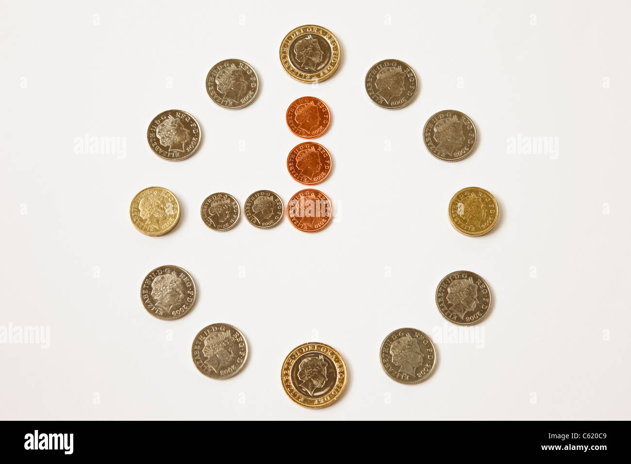 Orologio realizzato dal British monete che indica il tempo alle nove di mattina da sopra per illustrare il tempo è denaro concetto. Inghilterra Regno Unito Gran Bretagna Foto Stock