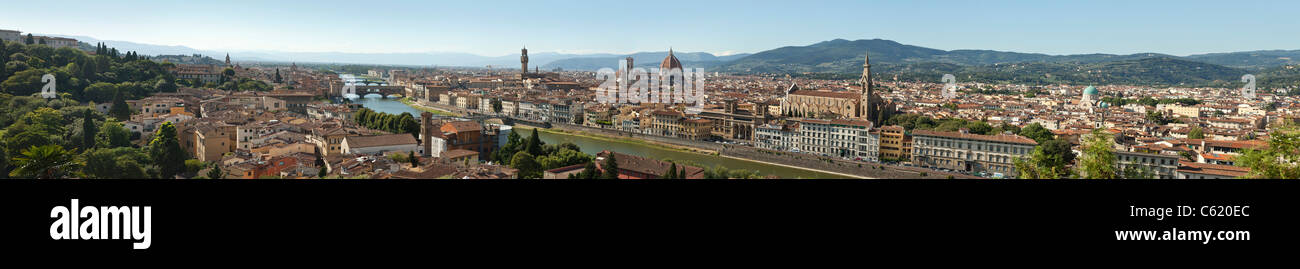 Panorama di Firenze, Italia, nel tardo pomeriggio la luce del sole, visto dalla Piazza Michelangelo sulla banca del sud Foto Stock