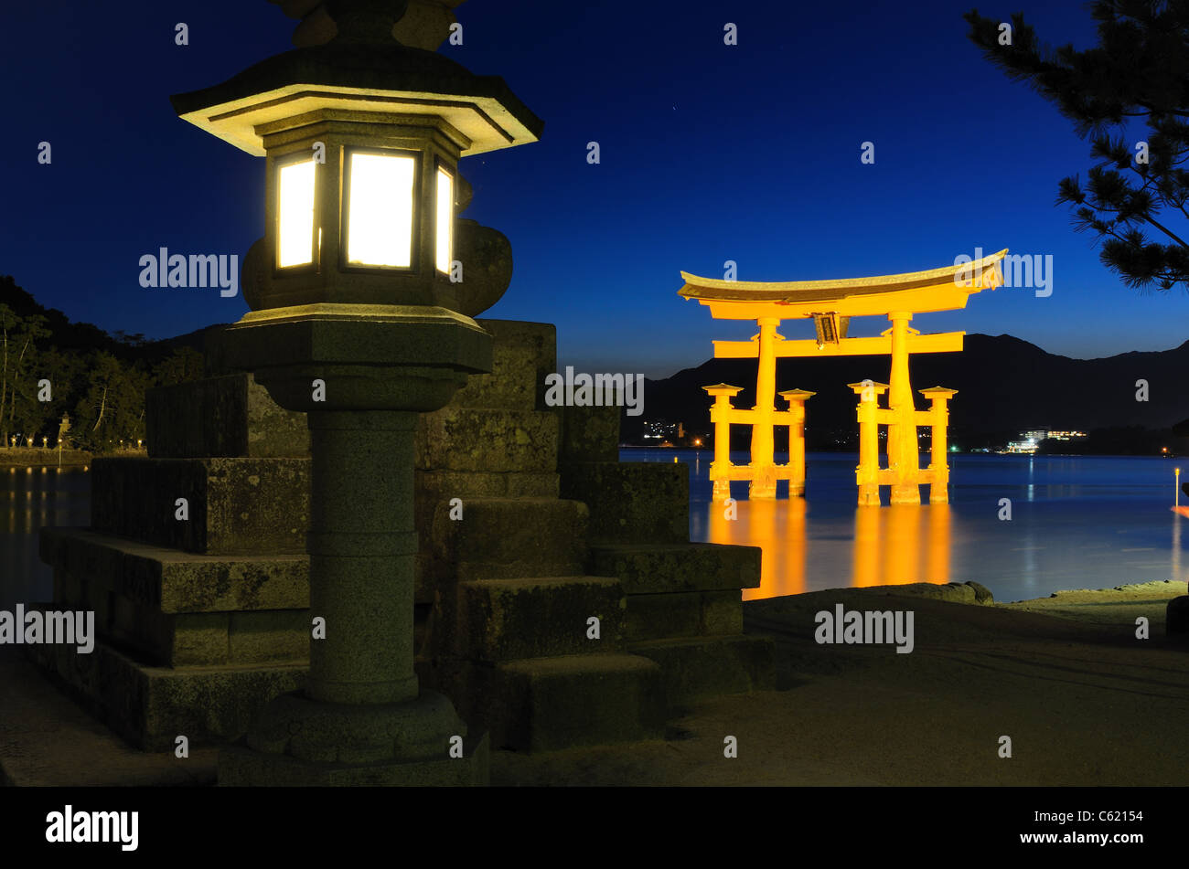 Il famoso 'otori' floating gate accoglie i visitatori di Miyajima island, Giappone. Foto Stock