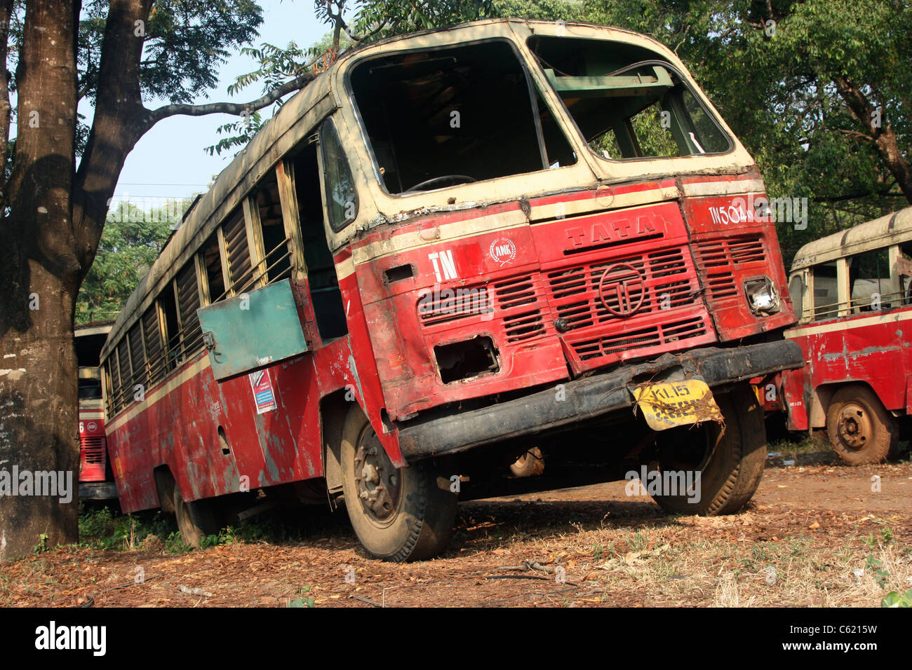 Crash danneggiato appartamenti keralesi bus di stato in attesa di riparazione o di rottami in Kerala India Foto Stock