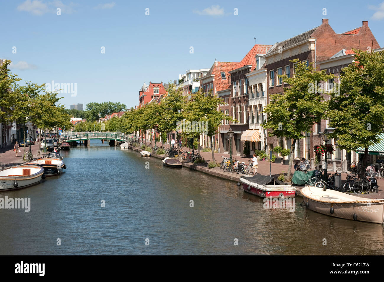 Canal e mercato Leiden Nederland Paesi Bassi Olanda Foto Stock
