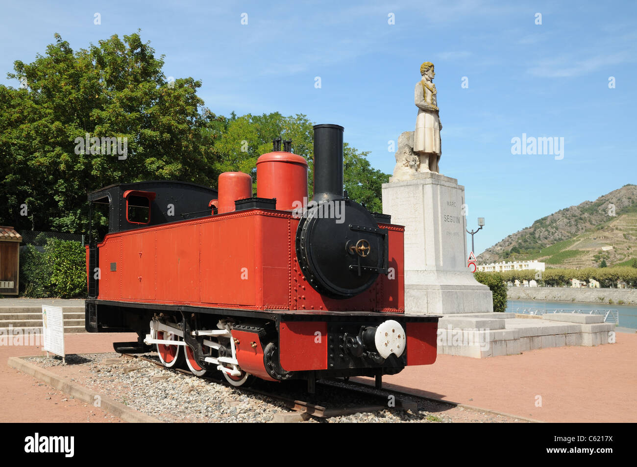 Vecchia locomotiva a vapore in Espace Marc Seguin con statua dell'inventore a Tournon sur Rhone Francia Foto Stock