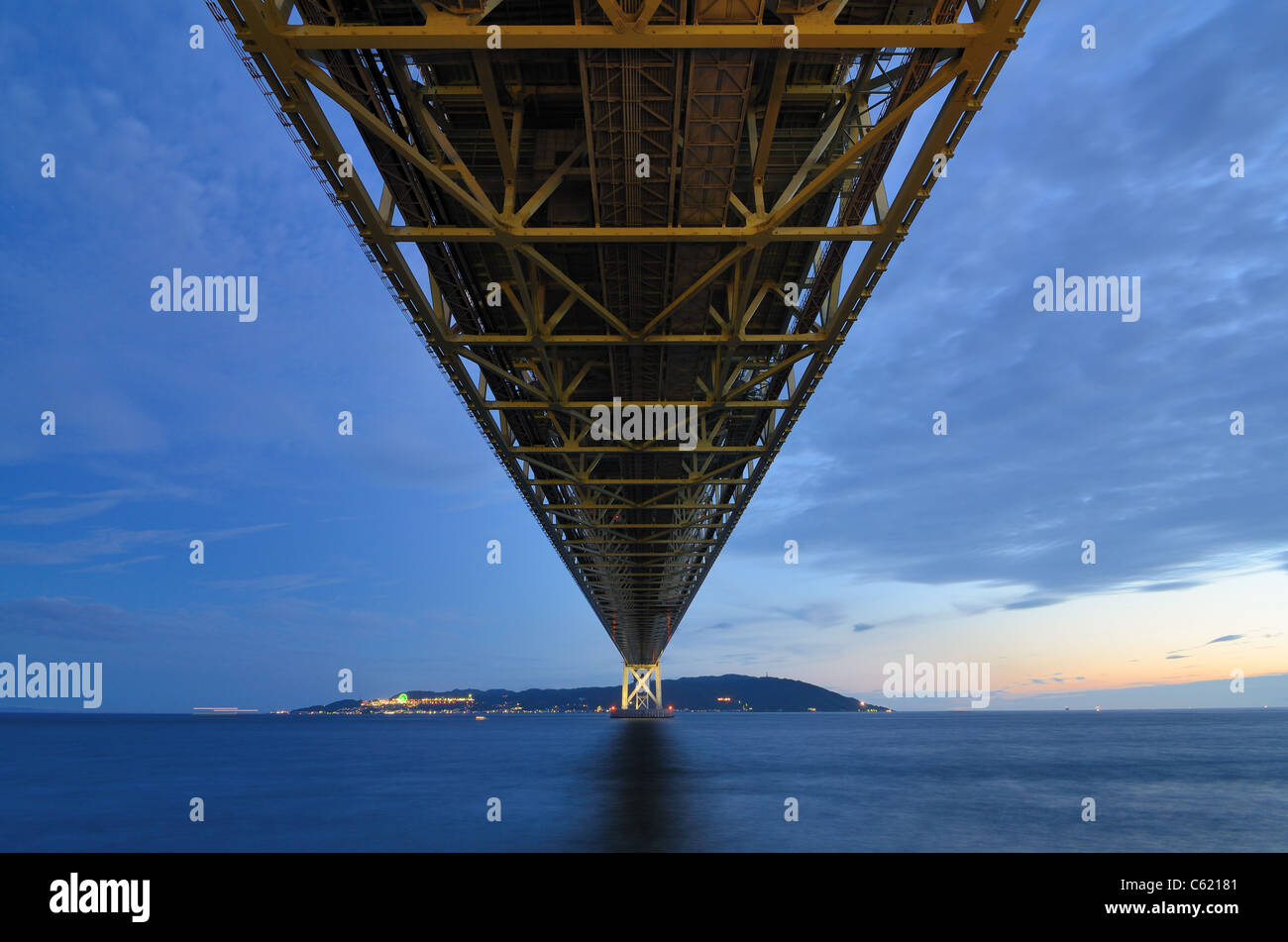Akashi Kaikyo Bridge copre la Seto Inland Sea con la più lunga campata centrale di qualsiasi sospensione ponte del mondo. Foto Stock