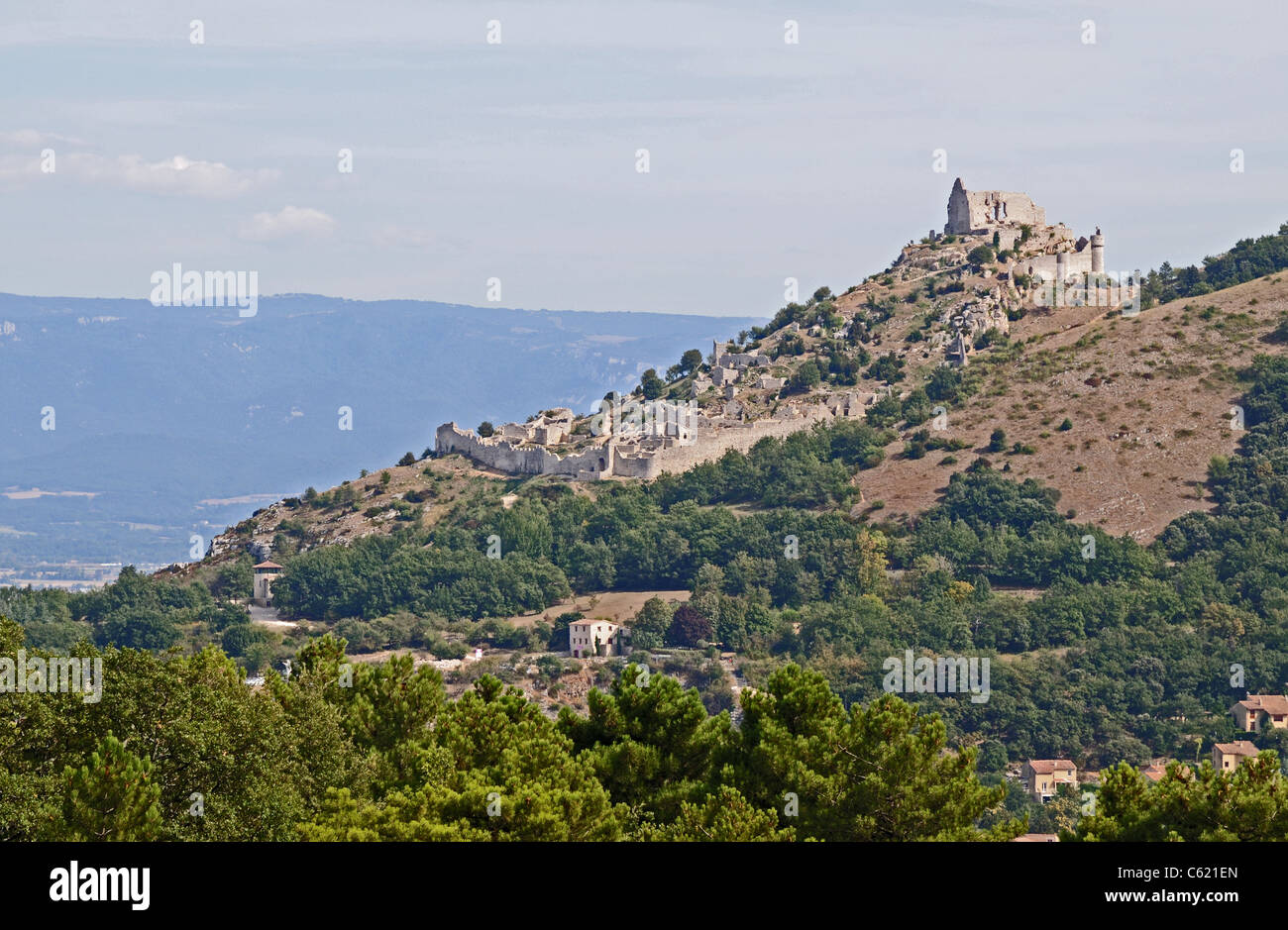 Château de Crussol una rovina del XIII secolo il castello di calcare in Saint-Péray che domina la valle del Rodano vicino a Valence Francia Foto Stock
