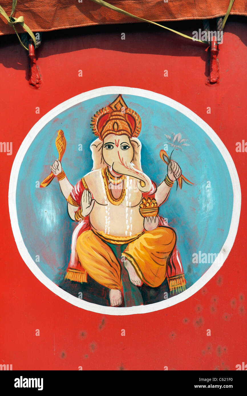 Dettaglio del Signore Ganesh elefante design dio dipinta sul carrello pannello laterale in Assam India Foto Stock